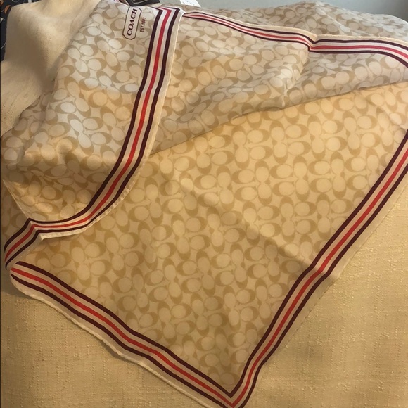 The gorgeous coach scarf in cream, a simple elegance for your outfit 😍 - Picture 8 of 8